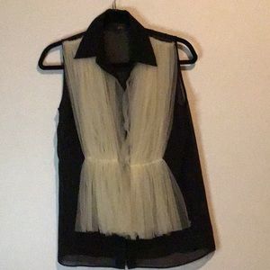 Sleeveless GRACIA blouse.